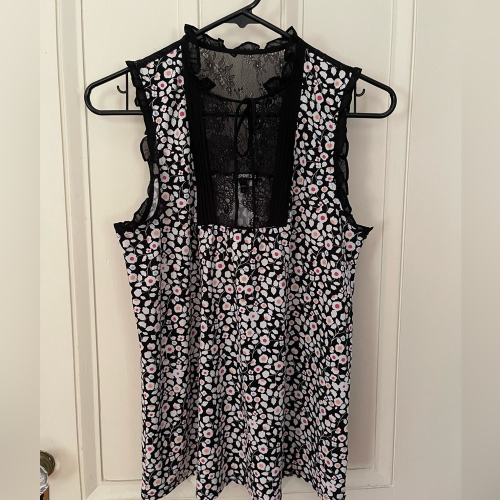 Floral Blouse w/ lace detail and trim